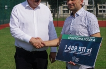 Posel na Sejm RP Ryszard Bartosik przekazuje wojtowi czek