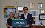 Wojt i Skarbnik Gminy trzymaja czek na dofinansowanie Sali sportowej w Dziadowicach