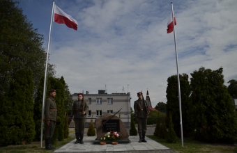 honorowa warta zolnierzy pod pomnikiem