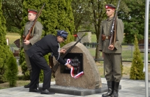 wojt odslania odnowiony pomnik