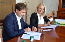 Wojt i Skarbnik Gminy Malanow podpisuja umowe