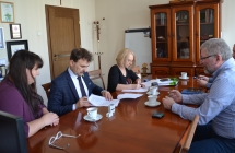 podpisanie umowy w gabinecie Wójta