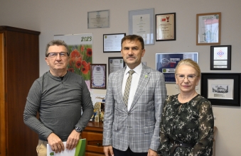 dwóch mężczyzn i kobieta pozują do zdjęcia