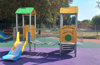 wieza ze zjezdzalnia na placu zabaw