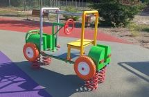 auto sprezynowiec na placu zabaw