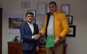 dwoch mezczyzn usciska sobie dlonie
