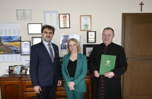 dwoje męzczyzn i kobieta 