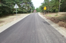 asfaltowa droga w lesie