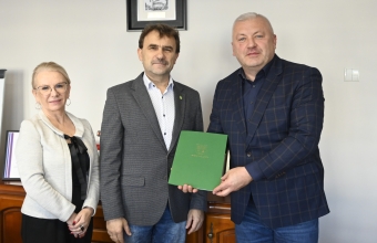 dwóch męzczyzn i kobieta 