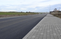 droga asfaltowa oraz chodnik z kostki brukowej