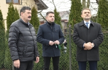 trzy osoby w ciemnych ubraniach