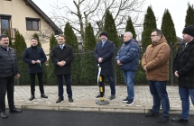 grupa stojących na chodniku osób