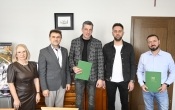 grupa pięciu osób pozuje do zdjęcia