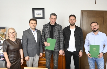 grupa pięciu osób pozuje do zdjęcia