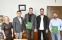 grupa pięciu osób pozuje do zdjęcia