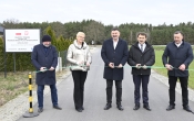 Grupa osob przecina wstege