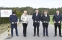 Grupa osob przecina wstege
