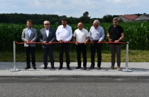 6 stojacych osob na chodniku