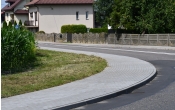 chodnik z kostki brukowej w tle dom