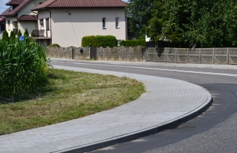 chodnik z kostki brukowej w tle dom