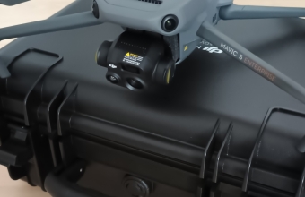 dron z kamera na czarnej walizce