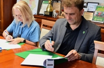 kobieta i mezczyzna podpisuja dokumenty