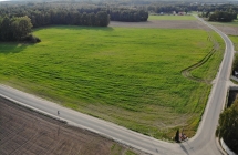 droga asfaltowa biegnąca wśród pól