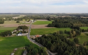 droga asfaltowa  wśród pól