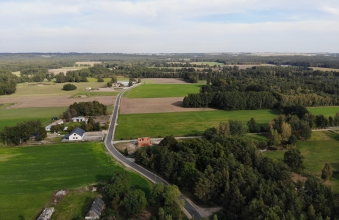 droga asfaltowa  wśród pól