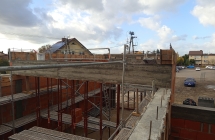 winiec i sciany budynku